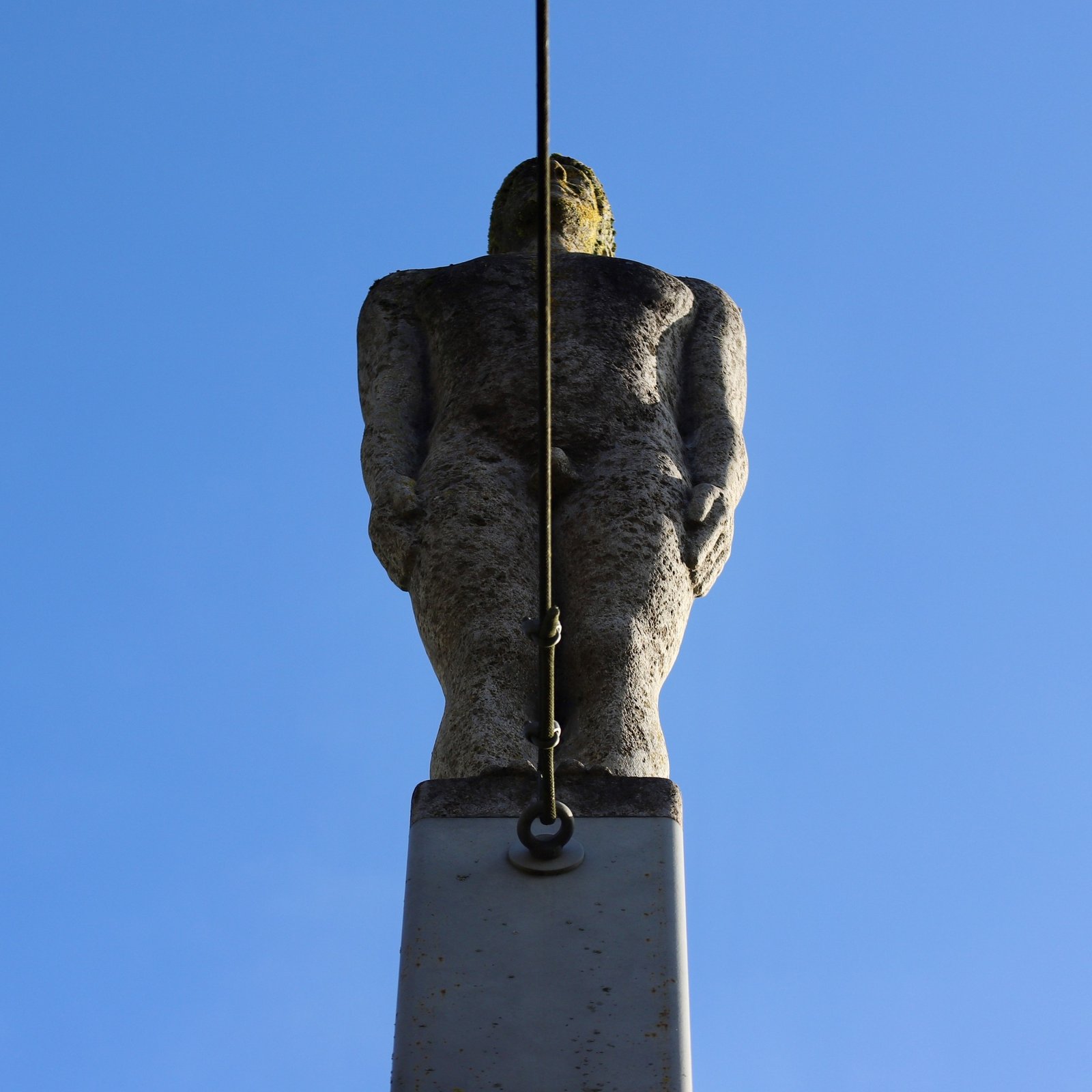 Skulptur eines menschlichen Körpers auf dem Hochseil